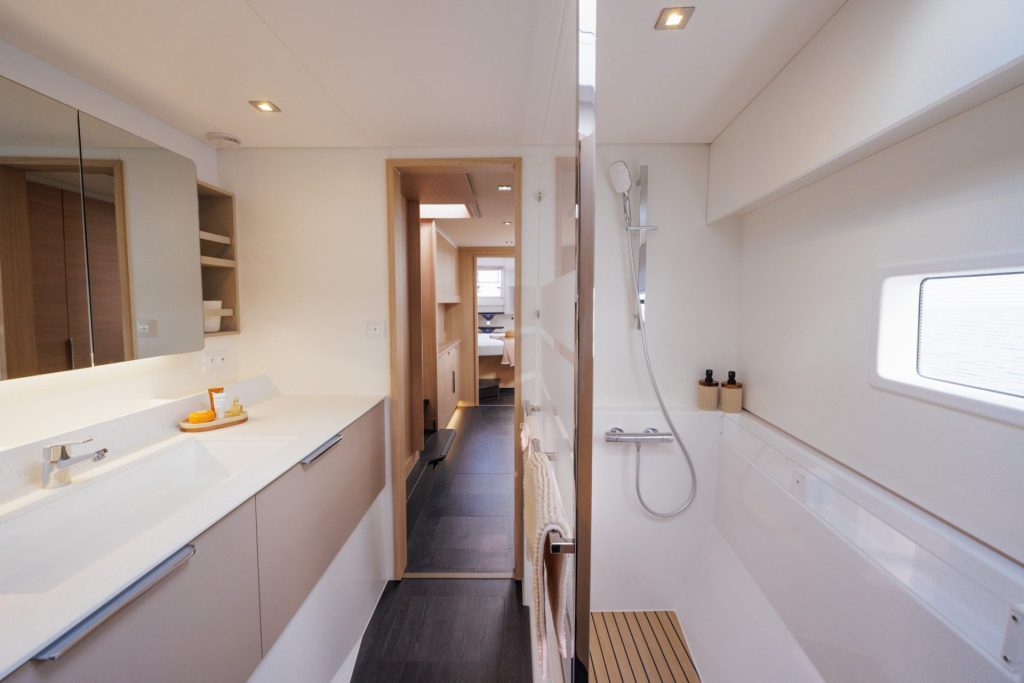 Cabine Propriétaire à bord du FP 48 catamaran voile Fountaine Pajot - en vente chez Canet Boat Plaisance, concessionnaire Méditerranée