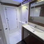 Bathroom - Used catamaran Fountaine Pajot Lucia 40 for sale by your dealer Canet Boat Plaisance in the Mediterranean Sea